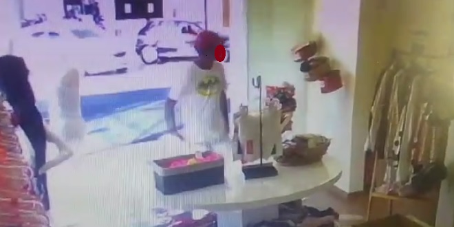 Homem invade a loja 